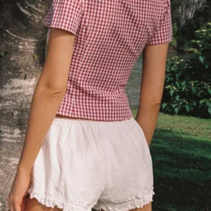 Stylish Checkered Print Blouse with Short Sleeves and V-Neckline Casual Button-Up Crop Top for Women s Summer Fashion
